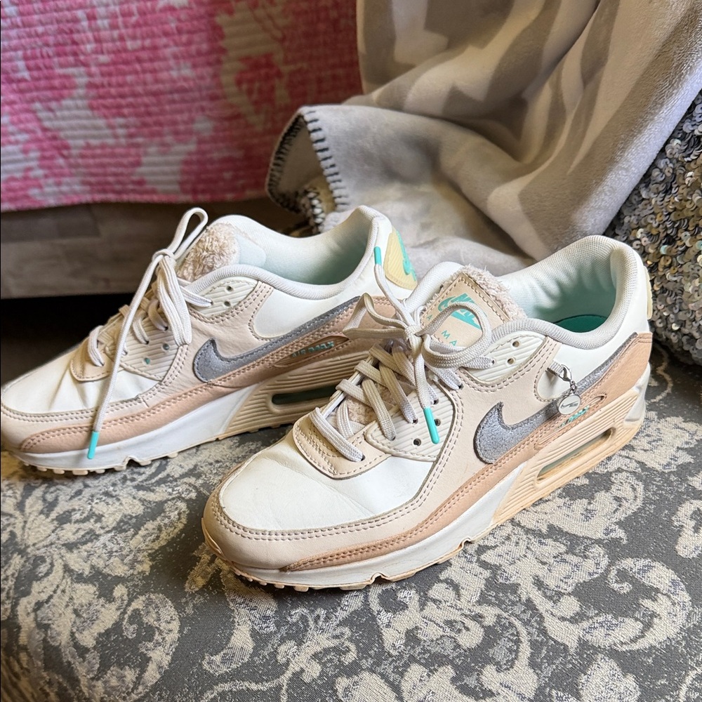 Nike Women’s Beige and Light Gray Sneakers with Teal Accents - Picture 3 of 8